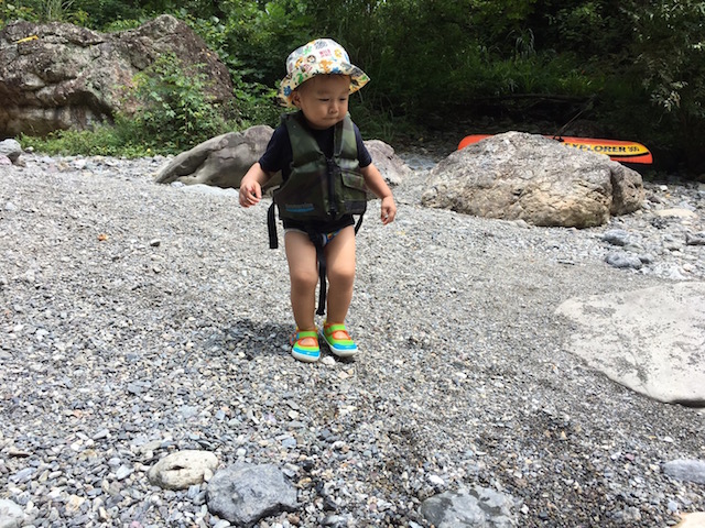 子どもの川遊びにライフジャケットが必要な理由 | いなかみライフ