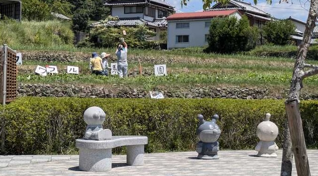 作業の様子をやなせたかし記念公園から望む。